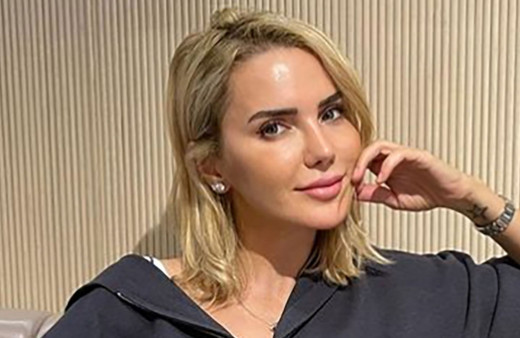 Ece Erken kötü günleri geride bırakıyor! Balkonda bornozlu pozu olay oldu