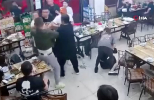 Korkunç görüntüler! 9 erkek 3 kadını herkesin içinde evire çevire dövdü!