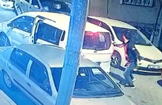 İstanbul’da silahlı saldırı kamerada! Plakasız araçtan inip kurşun yağdırdı