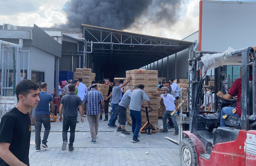 Diyarbakır’da kozmetik fabrikasında yangın çıktı! Yaralılar var