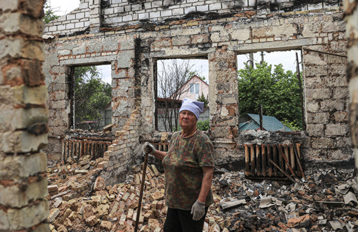 Ukraynalı kadın, Rus bombardımanında yıkılan evinin enkazını terk etmiyor