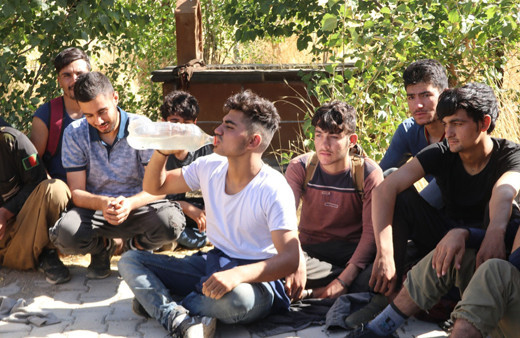 İran Afgan göçmenleri zorla Türkiye'ye yolluyor Türk askeri sıkmaz