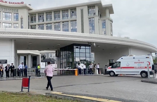 Sağlık Bakanlığı önünde hareketli dakikalar! 'Sağlık Bakanı gelmezse ambulansı patlatacağım'