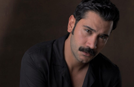 Uğur Güneş'in şöhreti ülke sınırlarını aştı! Yakışıklı oyuncu önce Dubai'deydi, şimdi ise Hindistan'da...