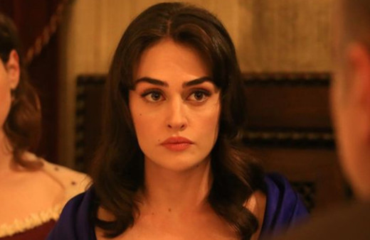 Esra Bilgiç de Disney'de yerini aldı: Yeni dizisi "Atatürk"e hazırlanıyor!