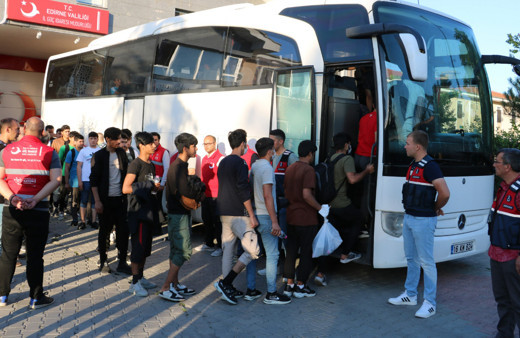 Sınır dışı edilecek göçmenler Edirne'den yola çıktı