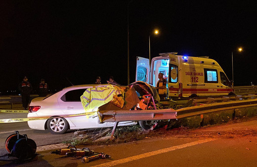Otomobil bariyerlere ok gibi saplandı! 2 kişi öldü iki kişi yaralandı