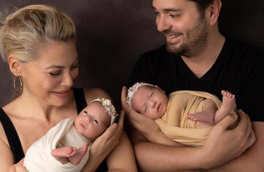 Seray Sever ikizleri Sofia ve Alya'yı ilk kez gösterdi 49 yaşında anne olmuştu