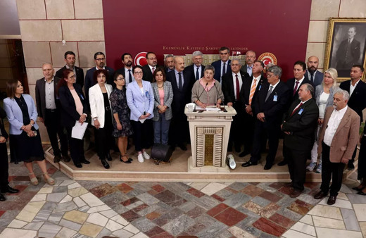 HDP ve CHP'lilerden ortak provokasyon! Kaçak olarak Meclis'e soktular