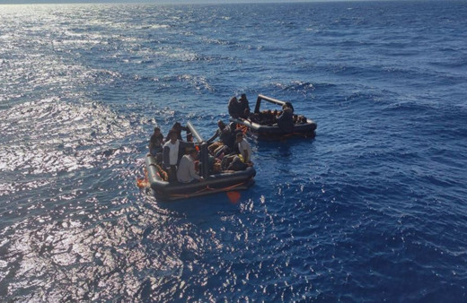 İzmir açıklarında onlarca göçmen kurtarıldı