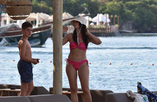 Burcu Özberk şimdi de Bodrum sahillerini salladı! Önce siyah, sonra pembe bikinisiyle göz doldurdu