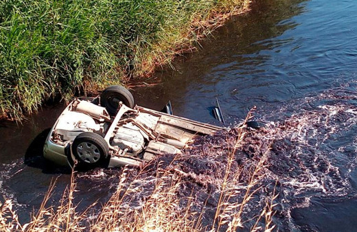Tekirdağ’da otomobil dereye uçtu araçtaki üç kişi yüzerek karaya çıktı