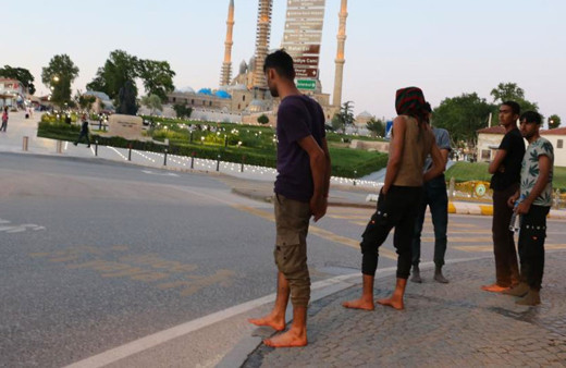 Bulgar polisi sığınmacıların ayakkabılarını ve paralarını çalıp Edirne'ye gönderdi