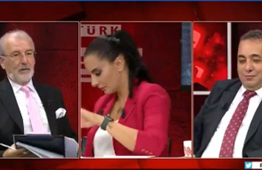 Hande Fırat'ın CNN Türk canlı yayınında zor anları örümcek paniği
