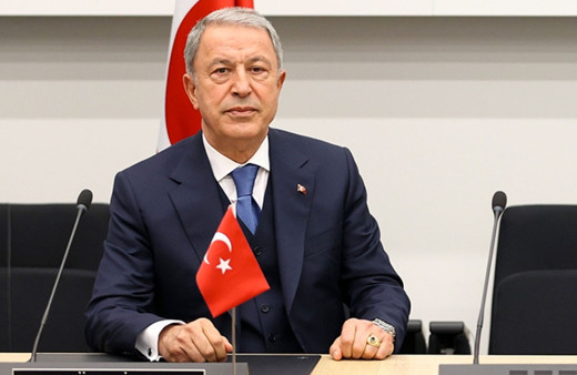 İsveç heyetinin yüzüne çarptılar! Bakan Akar: Fotoğraf ve seri numaralarını görüşmelerimizde ortaya koyduk