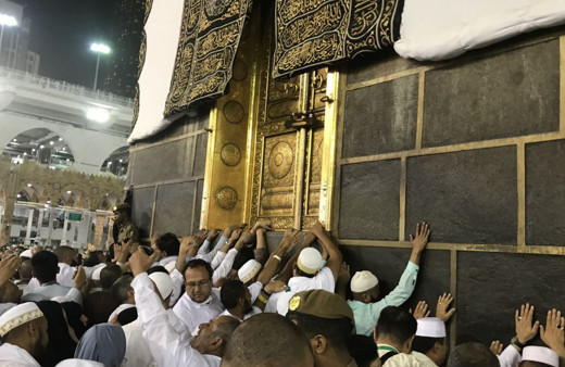 Suud yönetiminden radikal karar! Hacı adayları tepki gösterdi! Kabe'ye yüz sürmeyi yasakladı