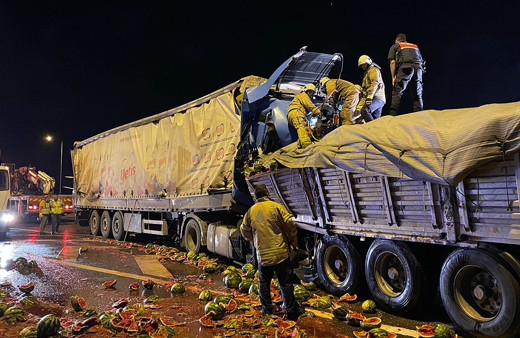 Kuzey Marmara Otoyolu’nda iki tırın çarpıştı 1 kişi öldü, karpuzlar yollara saçıldı!