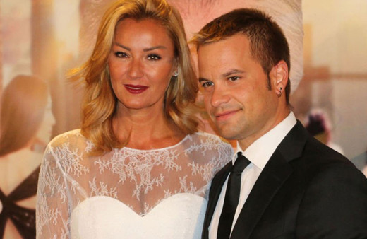 Pınar Altuğ mor mini elbisesiyle poz verdi! Eşi Yağmur Atacan'ın yorumu olay oldu!