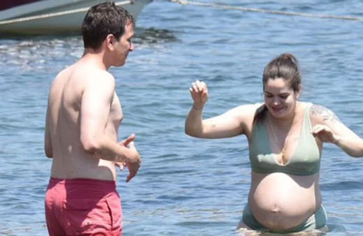 Selahattin Paşalı ve eşi Lara Tümer tatil sezonunu açtı! Ünlü oyuncu hamile eşini sırtında taşıdı