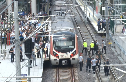 İstanbul Bostancı'da feci olay! Tren raylarına atlayan genç hayatını kaybetti