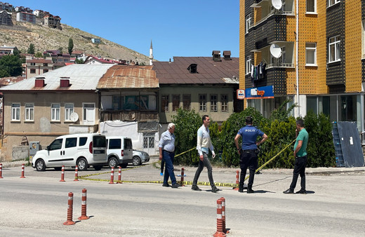 Bayburt'taki bıçaklı kavgada bekçi 3 yerinden bıçakladı