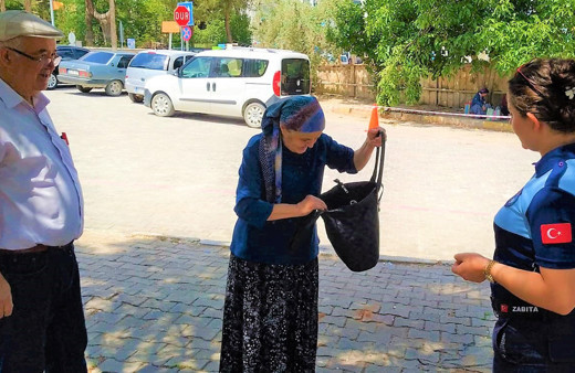 Zabıtanın dikkati emekli kadının parasını kurtardı