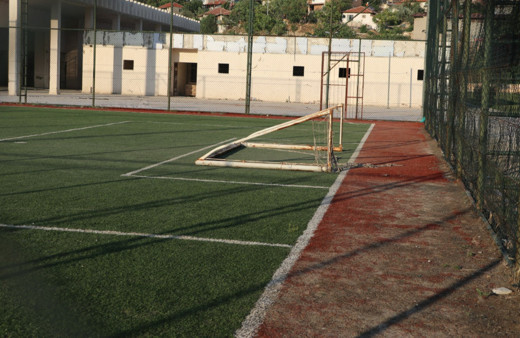 Denizli'de üzerine kale direği devrilen çocuk hayatını kaybetti