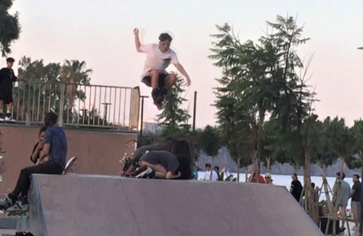 Antalya’da gençlerin tehlikeli gösterisi yürekleri ağza getirdi