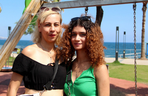 Salıncaktaki iki genç kız öyle bir sebeple darp edildi ki!