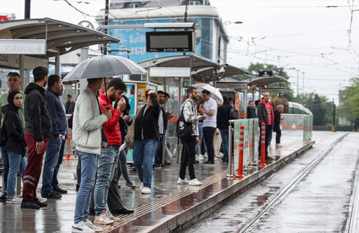 Çok fena geliyor! AKOM 'Sabaha kadar sürecek' uyarısı yaptı! İstanbul ve Ankara dahil 32 şehir için alarm verildi