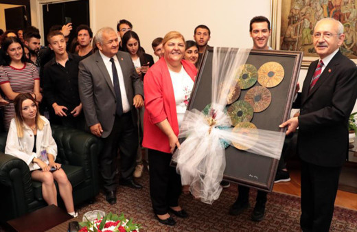 Kemal Kılıçdaroğlu'na 'Kirpi oklu' tablo hediye edildi