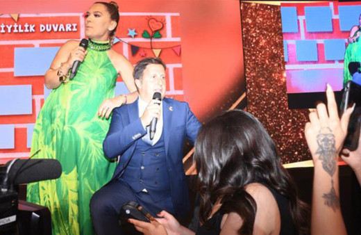 Kredi kartımı yolla Okan! Ödül gecesine Demet Akalın damgası!