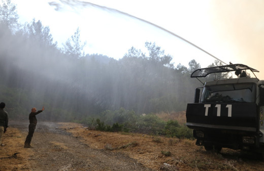 Marmaris’te yangın söndürme çalışmalarına TOMA’lar da destek veriyor