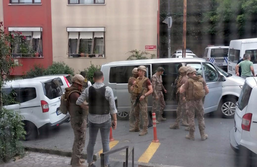 İstanbul Şişli'de film gibi olay! Rehin alınan genç kadın servis elemanının ihbarıyla kurtarıldı