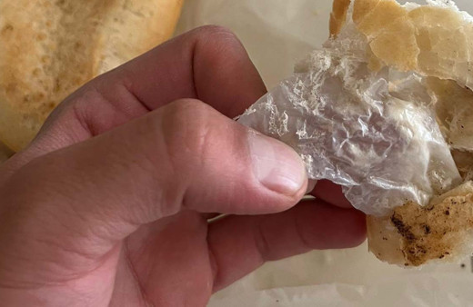 Fırından ekmek aldı tam kahvaltı edecekti ki içinden poşet çıktı!