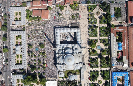 Mahmut Ustaosmanoğlu'nun cenazesi! Fatih Camii havadan çekildi yer gök dolu