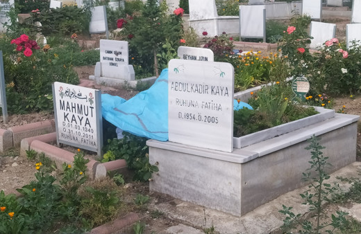 Çorum'da bir kişi eşinin mezarı başında ölü bulundu