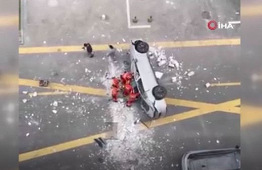 Elektrikli otomobil 3. kattan düştü! Ölenler var