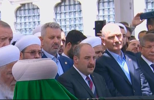 Mahmut Ustaosmanoğlu'nun cenazesinde Bakan Soylu ve Davutoğlu yan yana saf tuttu