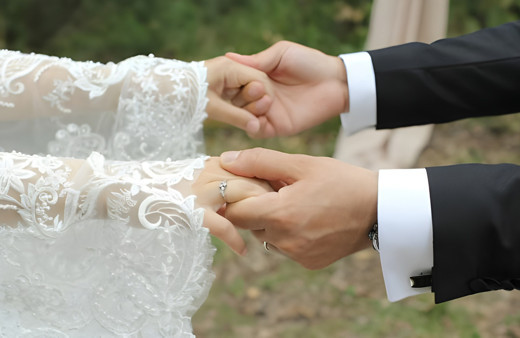 Endonezya'da 22 yaşında bir kadın 10 aylık kocasının kadın olduğunu öğrendi