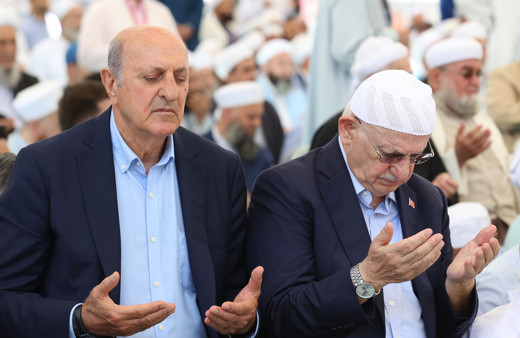 CHP'li İlhan Kesici'nin Mahmut Ustaosmanoğlu'nun cenazesine katılması tartışmalara neden oldu