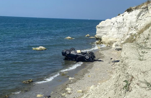 Hacze kızıp aracını 25 metrelik uçurumdan attı fotoğrafları sosyal medyada paylaştı