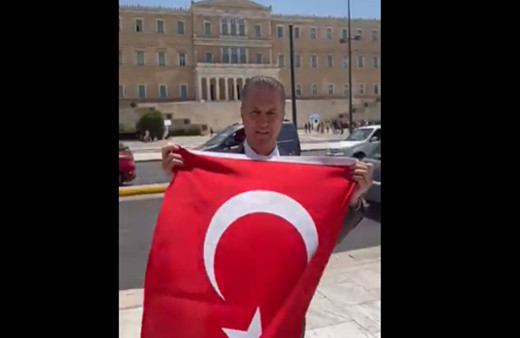 Mustafa Sarıgül Atina'da Türk bayrağı açarak seslendi: Silahlardan elini çek...