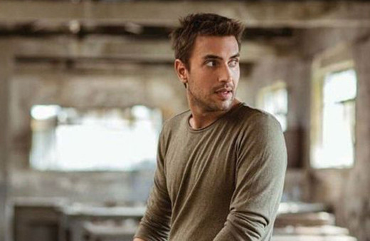 Ulaş Tuna Astepe gizemli aşkı ile Galata'da görüntülendi!