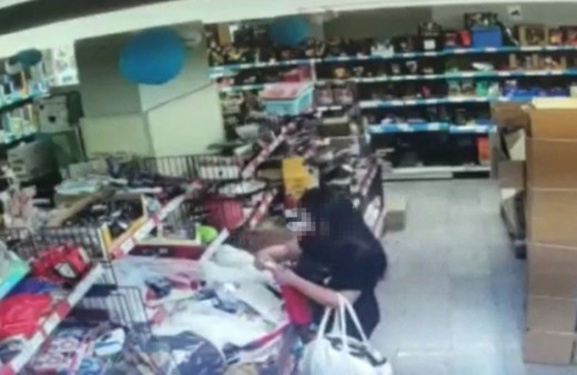 Marketten hırsızlık yapan kadın, kaçmak için camları yumrukladı