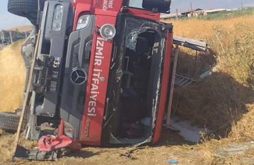 İzmir'de itfaiye ekibi yangına giderken kaza yaptı! Yaralılar var