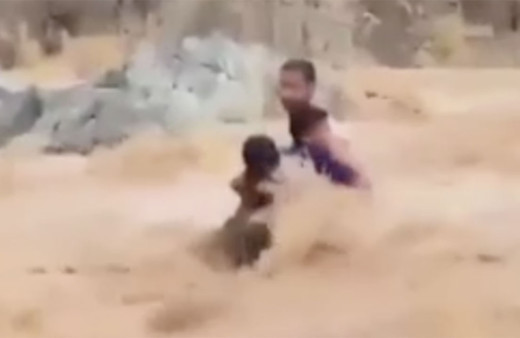 Sele kapılan 2 çocuğu boğulmaktan son anda kurtardı! O anlar kameraya yansıdı