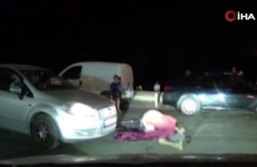 Babasının elini bıraktı araba çarptı babası oğlunun üstüne kapandı