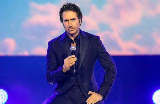 Mahsun Kırmızıgül polis basınca neye uğradığını şaşırdı! Mikrofonu bırakıp izleyeciye....