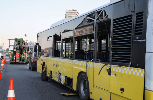 İETT otobüsü otoyolda arızalandı, otobüse çarpan meyve yüklü kamyon devrildi